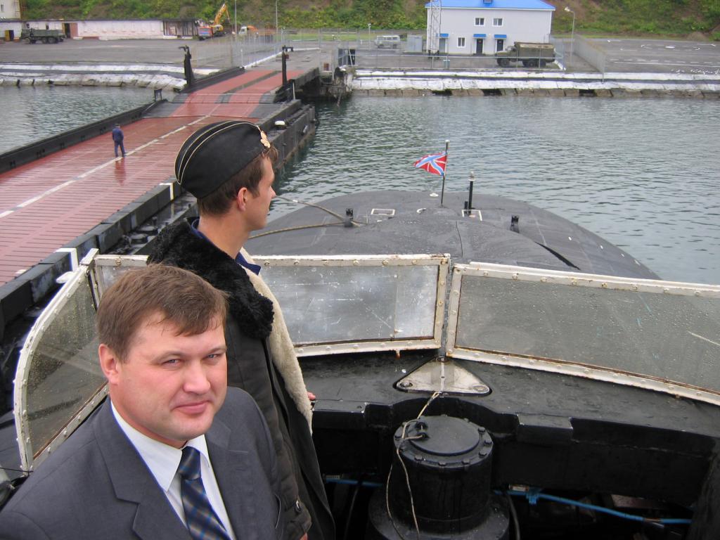 В.Николаенко на мостике атомного подводного крейсера «Томск».