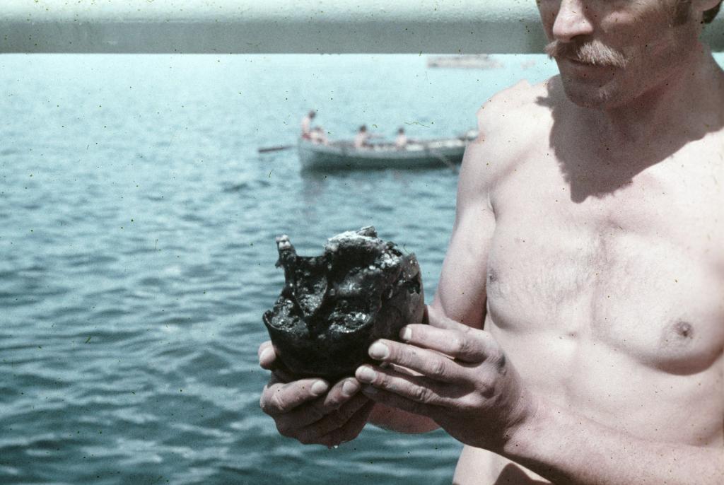 Через 40 лет после гибели подняты останки моряка. 