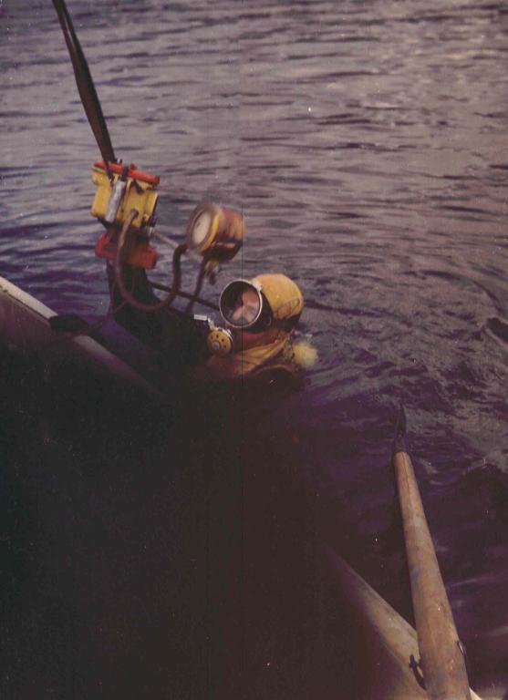 Подводный фотограф В.Ованенко в воде. 