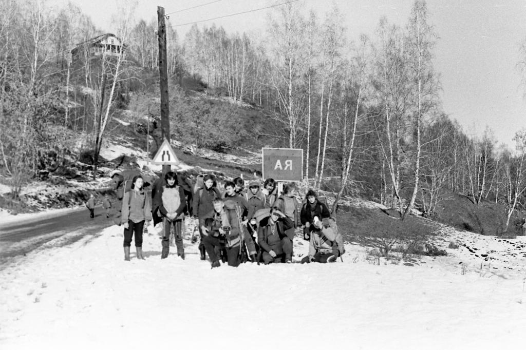 С бородой – И.Потапкин, с гитарой – Д.Некрасов. Экспедиционный отряд. 