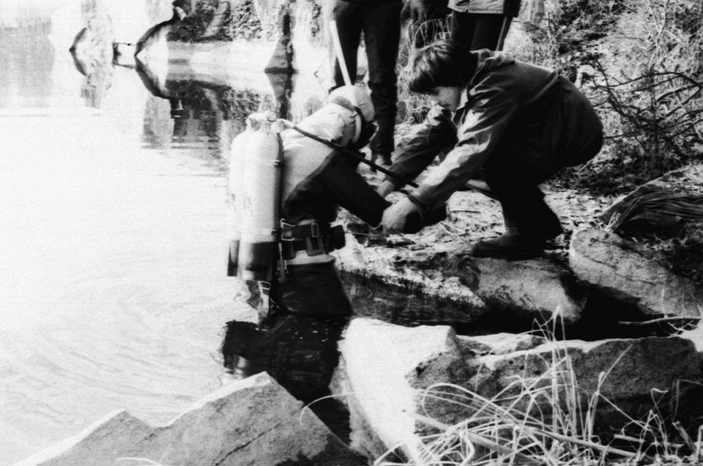 В.Вологдин страхует водолаза. 