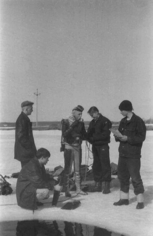 Сидит А.Данилов, в гидрокостюме Д.Вершинин, справа Д.Шевелов. 