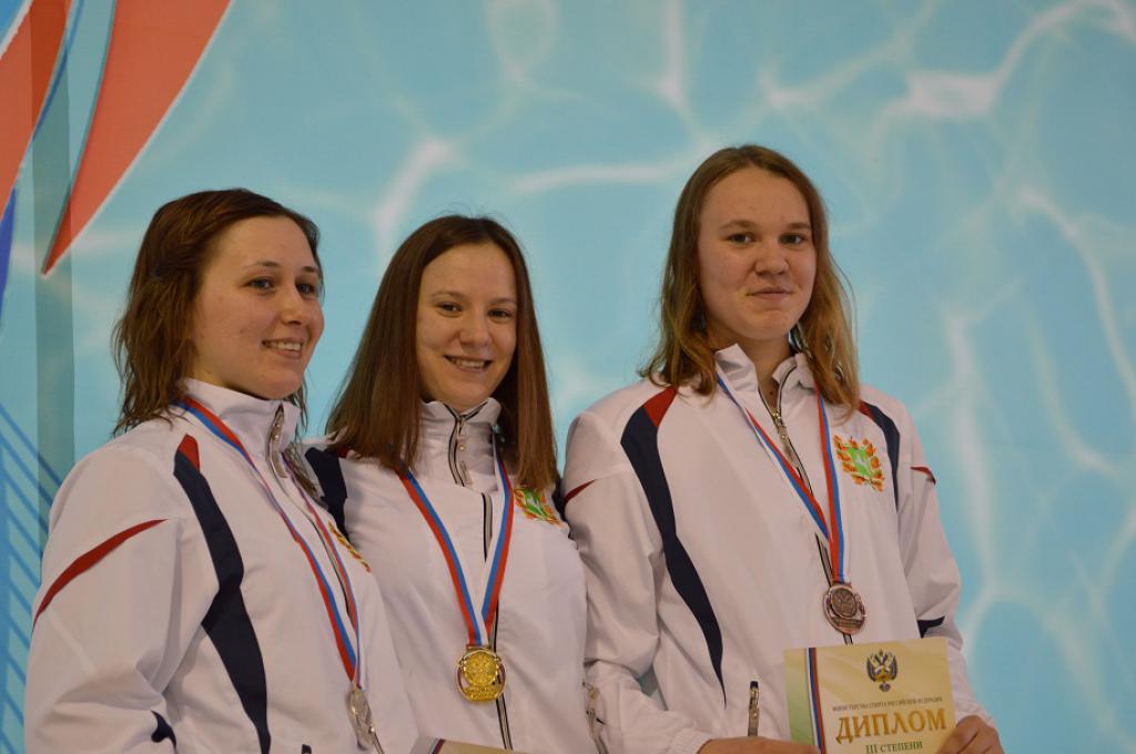 15-24 2015   Е.Андриенко, А.Бер, А.Скурлатова, нагоаждение победительниц в плавании на 50м в ластах, чемпионат России, Пермь.JPG