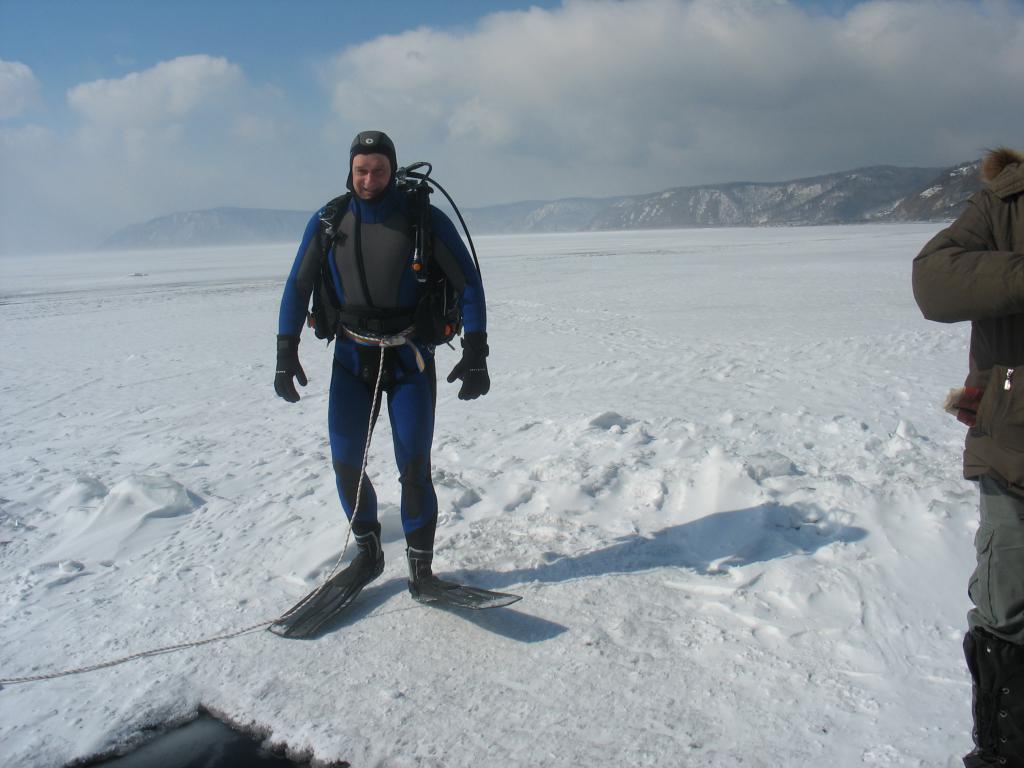 А.Баринов готов погрузиться под лед Байкала. Листвянка, Байкал.