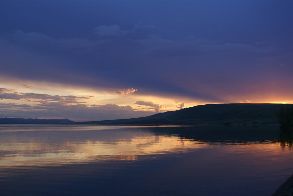 Озеро иткуль хакасия. Шира Иткуль фото. Гора Вишневая Иткуль фото. Иллюстрация камня на озере Иткуль.