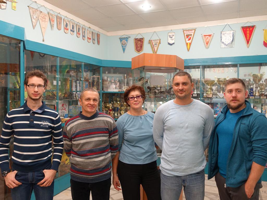 16-133  2016 Артем Миронов, Андрей Павлов-ст., Ирина Павлова, Андрей Павлов-мл., Дмитрий Горн встреча в клубе СКАТ ТГУ.JPG