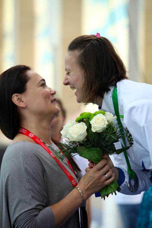 16-99 2016 Мария Купрессова поздравляет Анну Бер Кубок мира ЦВВС Звездный