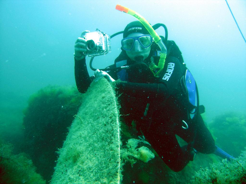 Т.Капранова фотографирует винт самолёта И-16. Чёрное море, Севастополь.