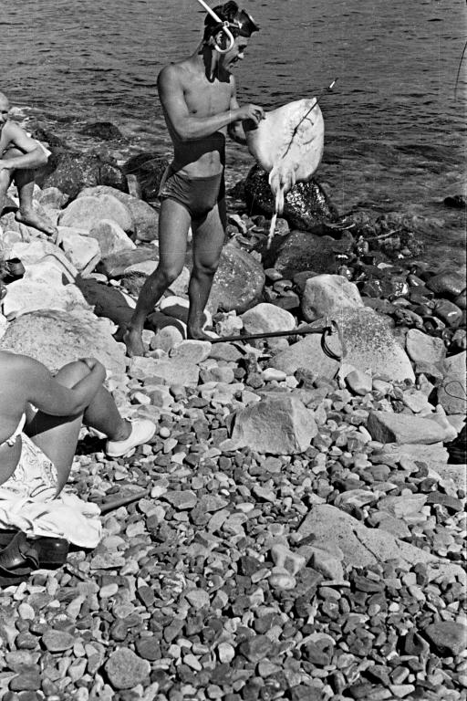 1960 г.  В. Жданов с подводным трофеем. Алушта, Чёрное море. 