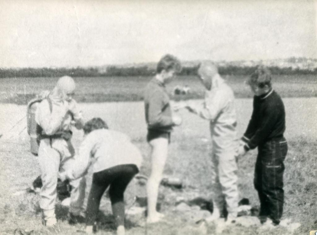 1961 г.  Подготовка к погружениям. В.Меньшиков и В.Титов проверяют готовность водолазов. Боярские озёра, Томск.